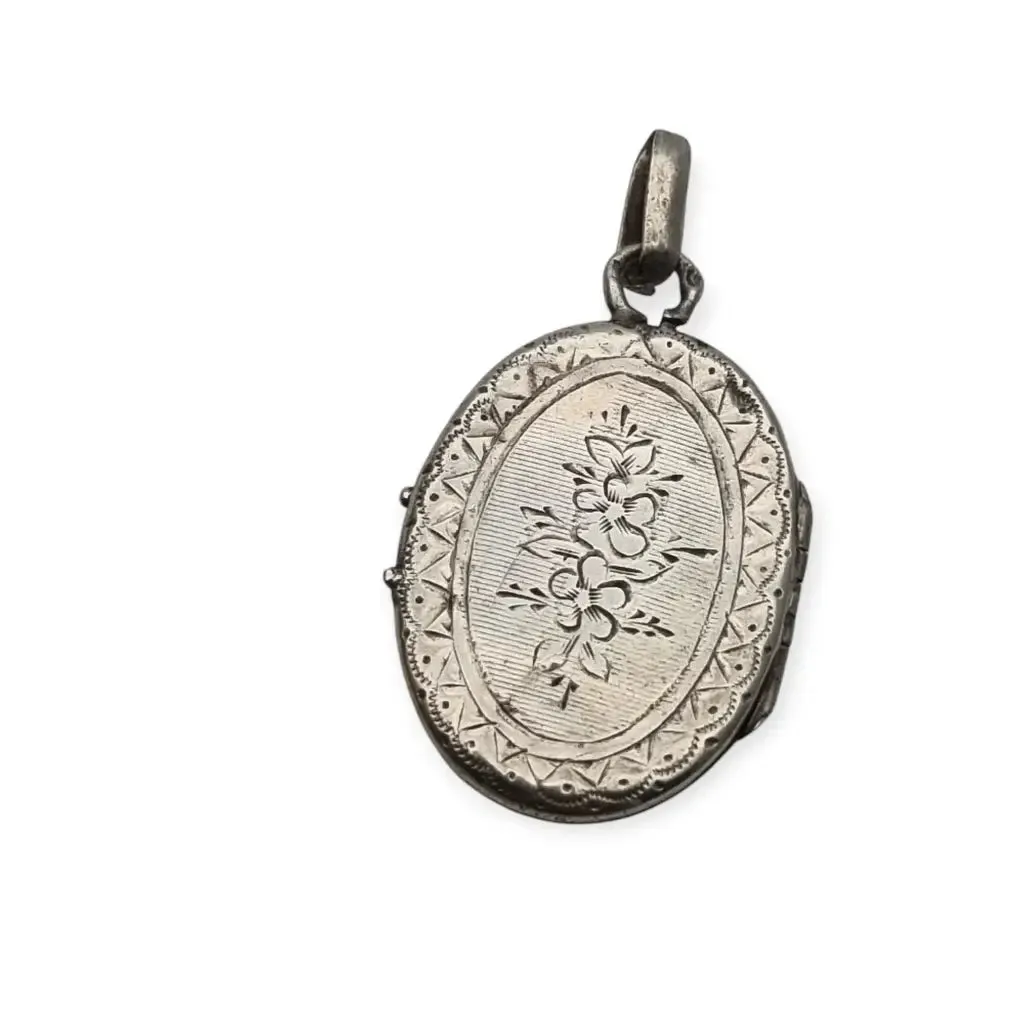 Guaradapelo Oval Floral Medallion in Antique Silver Engraved with Shield.